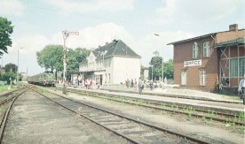 Pociąg osobowy relacji Kołobrzeg - Goleniów, prowadzony przez lokomotywę SP42,...